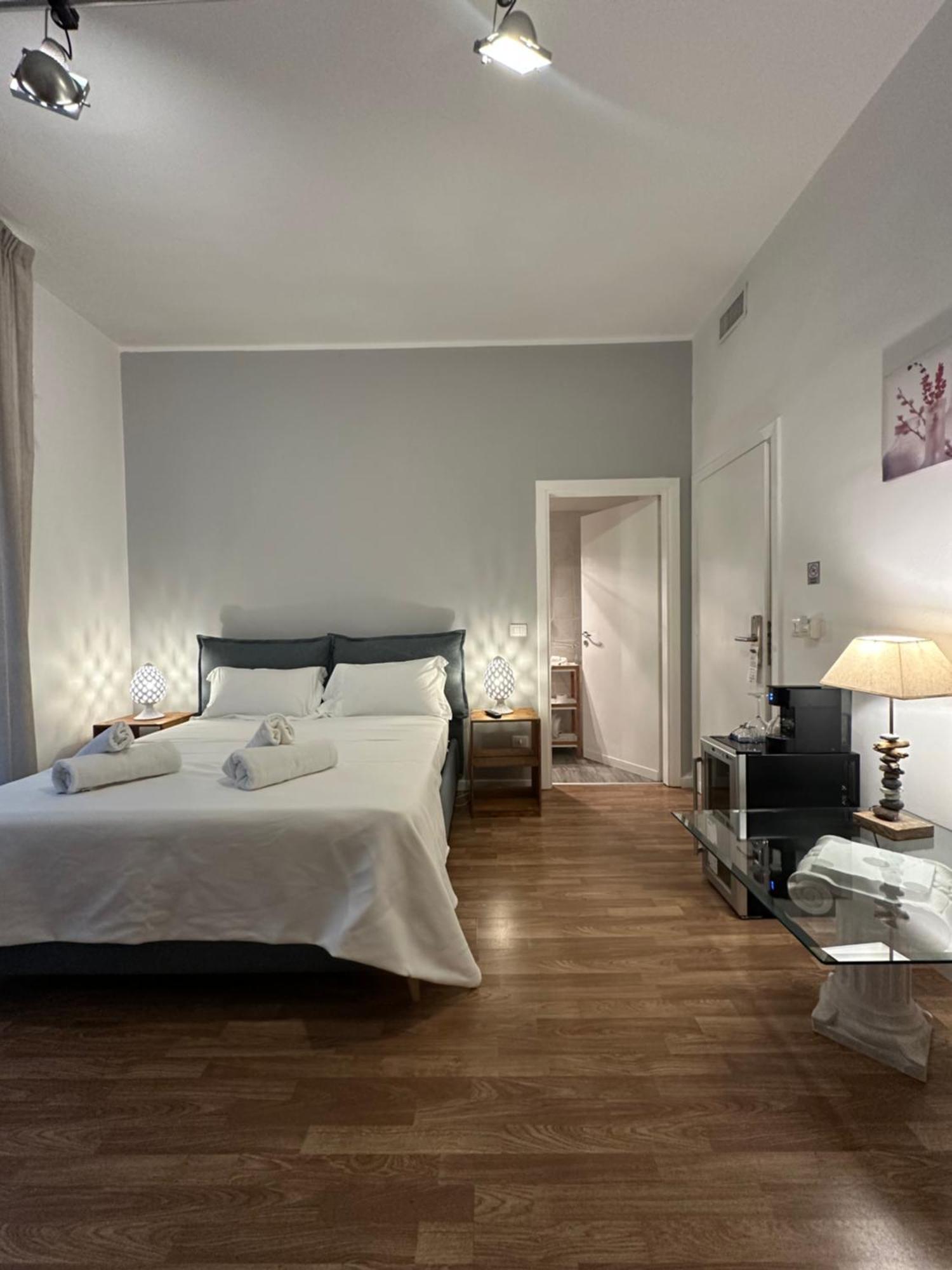 B&B Degli Artisti Suite Lecce Bagian luar foto